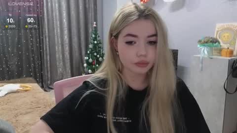 Snapshot of maymallorie chatting on December 2024 08:43:02 PM may online show from December 2024 08:43:02 PM