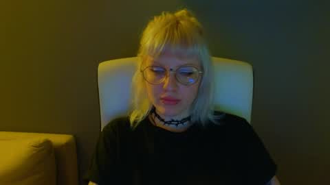 Snapshot of me1roze chatting on May 2026 11:13:01 PM Roze online show from May 2026 11:13:01 PM