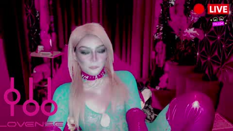 THE QUEEN ALPHA   Queen Medusa Prey online show from April 2026 08:48:01 PM