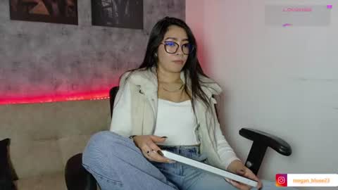 Snapshot of megan_bluee_ chatting on June 2026 04:08:01 AM Megan Bluee online show from June 2026 04:08:01 AM