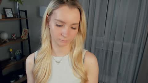 Elly online show from April 2026 06:22:01 PM