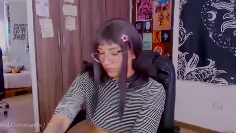 Snapshot of mel_dahlia chatting on October 2025 04:30:02 PM Melissa - - Please help me to reach 100 thumbs up online show from October 2025 04:30:02 PM