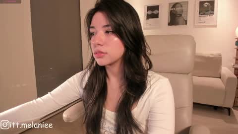 Snapshot of melanie_owo chatting on May 2026 02:05:02 AM Melanie online show from May 2026 02:05:02 AM