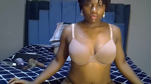 Snapshot of melanin_moon chatting on May 2026 12:04:01 AM Moon online show from May 2026 12:04:01 AM