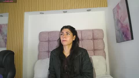 Snapshot of melodiroux_ chatting on June 2026 12:44:01 PM Melodi online show from June 2026 12:44:01 PM