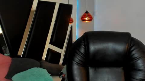 Snapshot of melody_suarez chatting on December 2024 07:11:01 PM MELODY online show from December 2024 07:11:01 PM
