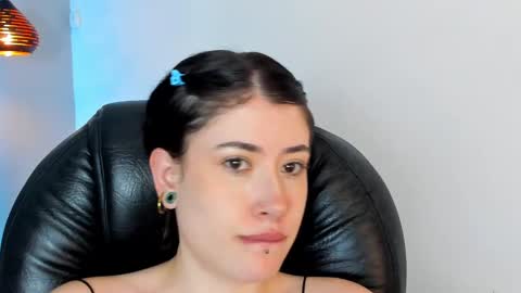 Snapshot of melody_suarez chatting on December 2024 03:58:02 AM MELODY online show from December 2024 03:58:02 AM