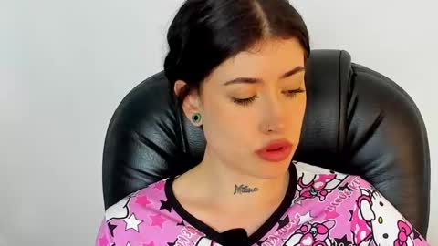 Snapshot of melody_suarez chatting on December 2024 02:22:02 AM MELODY online show from December 2024 02:22:02 AM