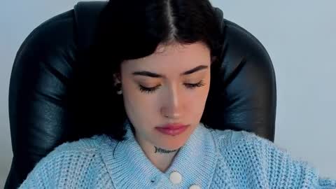 Snapshot of melody_suarez chatting on December 2024 01:57:02 AM MELODY online show from December 2024 01:57:02 AM