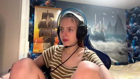 Hi Im Aria 18 years old online show from April 2026 02:33:01 PM