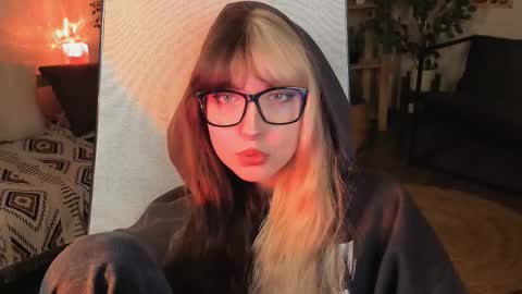 Mia online show from October 2025 03:23:02 PM