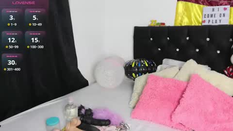 Snapshot of mena_hicks chatting on February 2026 11:33:01 PM Heart online show from February 2026 11:33:01 PM