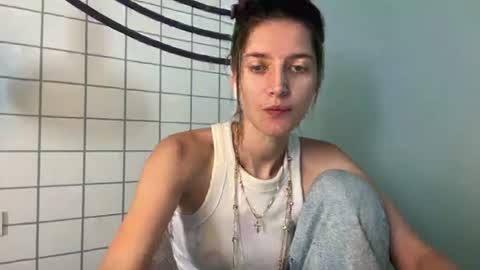 Snapshot of meralynn chatting on June 2026 09:29:01 AM LEVA online show from June 2026 09:29:01 AM