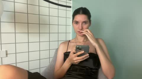 Snapshot of meralynn chatting on June 2026 06:32:02 AM LEVA online show from June 2026 06:32:02 AM