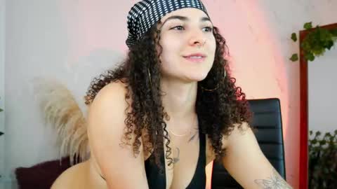 Snapshot of merida_bell18 chatting on November 2025 10:09:01 PM Merida Bell online show from November 2025 10:09:01 PM