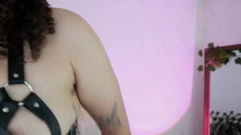 Snapshot of merida_bell18 chatting on November 2025 10:52:02 PM Merida Bell online show from November 2025 10:52:02 PM