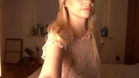 Lara OFFLINE  online show from April 2026 07:45:01 PM