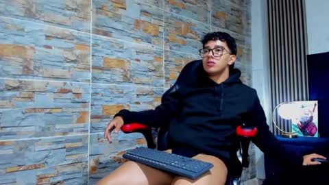 Snapshot of mexwilliams chatting on October 2025 12:52:02 PM mexwilliams online show from October 2025 12:52:02 PM