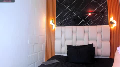 Snapshot of mia89_dl chatting on April 2026 01:18:01 PM Mia online show from April 2026 01:18:01 PM