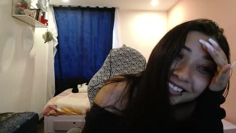 Snapshot of mia_112022 chatting on December 2024 09:33:02 PM Mia zoe online show from December 2024 09:33:02 PM