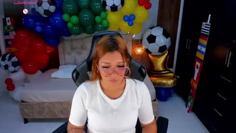Snapshot of mia_18v chatting on June 2026 08:19:01 PM Violett online show from June 2026 08:19:01 PM