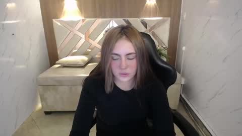 Mia  online show from September 2025 08:36:01 PM