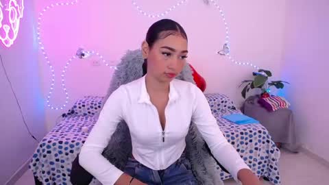 mia_cute_girl online show from June 2026 01:35:02 PM