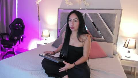 Snapshot of mia_davis__ chatting on May 2026 12:02:01 PM mia_davis__ online show from May 2026 12:02:01 PM