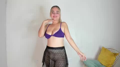 Mia online show from January 2025 11:19:02 PM