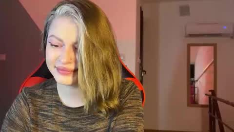 Mia online show from September 2025 08:20:02 PM