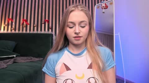 Snapshot of mia_meows chatting on December 2024 06:28:01 PM Mia here Appreciate your support online show from December 2024 06:28:01 PM
