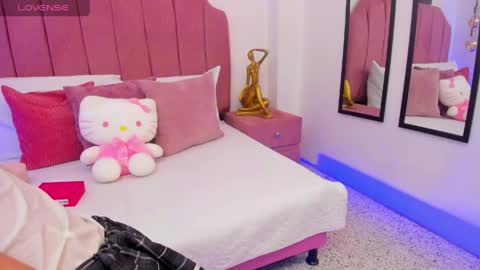 Snapshot of mia_naive chatting on June 2026 12:17:01 PM Mia online show from June 2026 12:17:01 PM