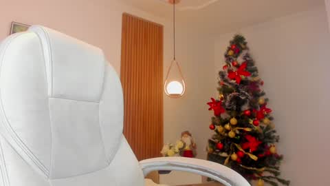 Snapshot of mia_nevaeh chatting on December 2024 09:05:01 PM Mia Nevaeh - follow me online show from December 2024 09:05:01 PM