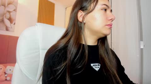 Snapshot of mia_nevaeh chatting on January 2025 08:10:01 PM Mia Nevaeh - follow me online show from January 2025 08:10:01 PM