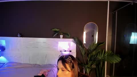 Mia online show from May 2026 03:45:02 AM
