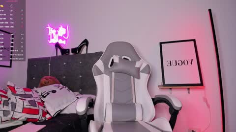 Mia online show from February 2025 10:42:02 PM