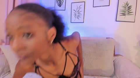 Mia online show from November 2025 03:01:02 PM