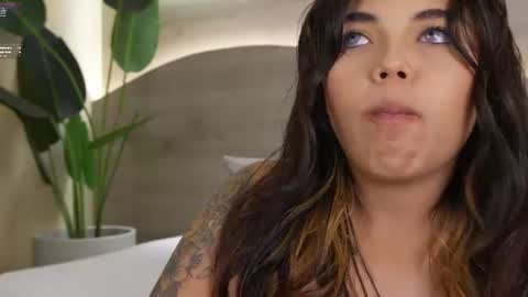 Snapshot of mia_rosalie chatting on June 2026 09:14:01 AM mia_rosalie online show from June 2026 09:14:01 AM