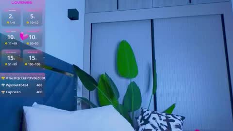 Mia online show from September 2025 12:50:01 PM