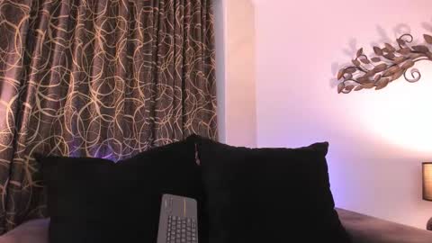 Mia  online show from February 2026 01:41:02 PM