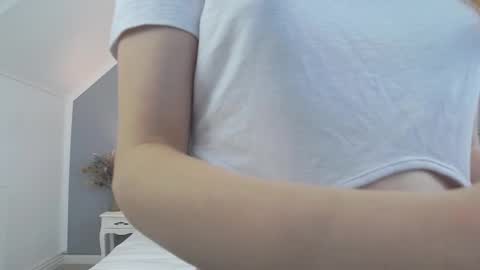 Mia online show from November 2025 06:02:01 AM