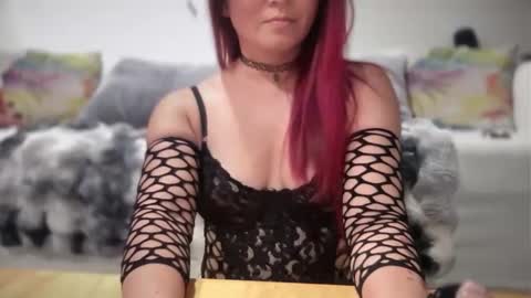 Mia online show from October 2025 11:43:01 PM