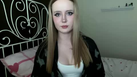 Snapshot of mia_wellis chatting on April 2026 07:22:01 PM mia_wellis online show from April 2026 07:22:01 PM