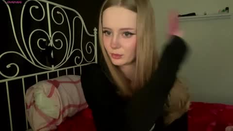 Snapshot of mia_wellis chatting on April 2026 07:44:01 PM mia_wellis online show from April 2026 07:44:01 PM