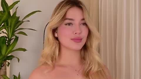 Snapshot of mia_white11 chatting on July 2026 03:38:02 PM Mia White online show from July 2026 03:38:02 PM
