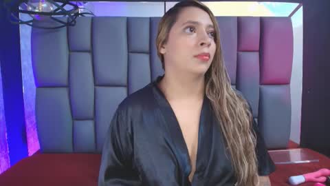 Mia online show from September 2025 12:06:01 PM