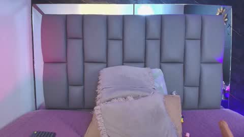 Mia online show from September 2025 12:07:01 PM