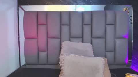 Mia online show from November 2025 12:05:02 PM