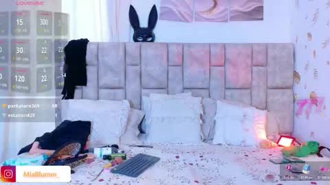 miablumm_ online show from February 2026 02:11:02 PM