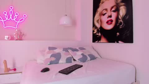 Mia online show from November 2025 11:45:01 AM